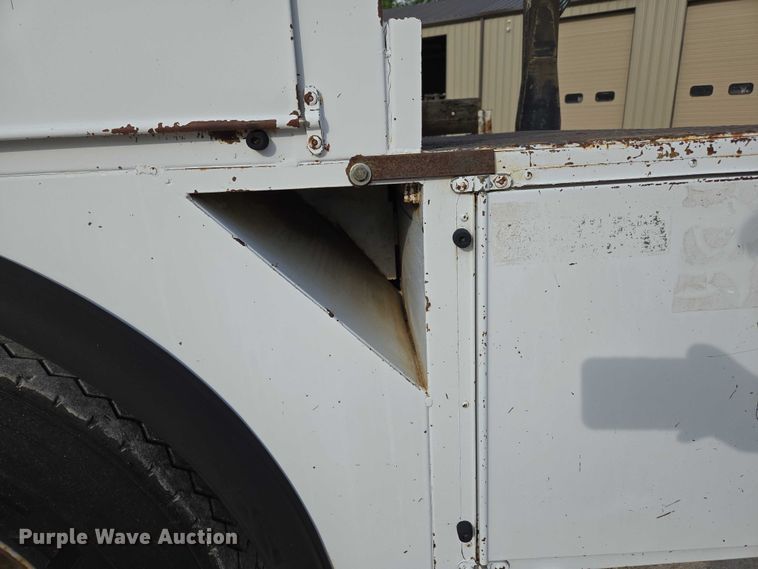 image for item EN3714 2001 GMC C6500 bucket truck