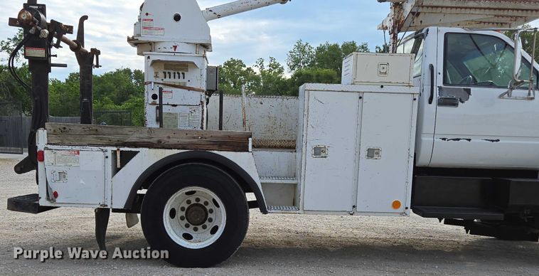 image for item EN3714 2001 GMC C6500 bucket truck