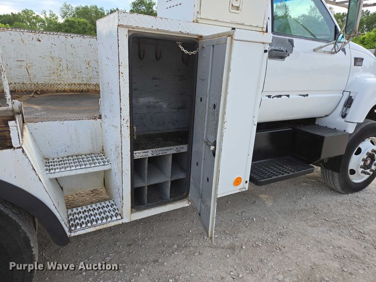 image for item EN3714 2001 GMC C6500 bucket truck