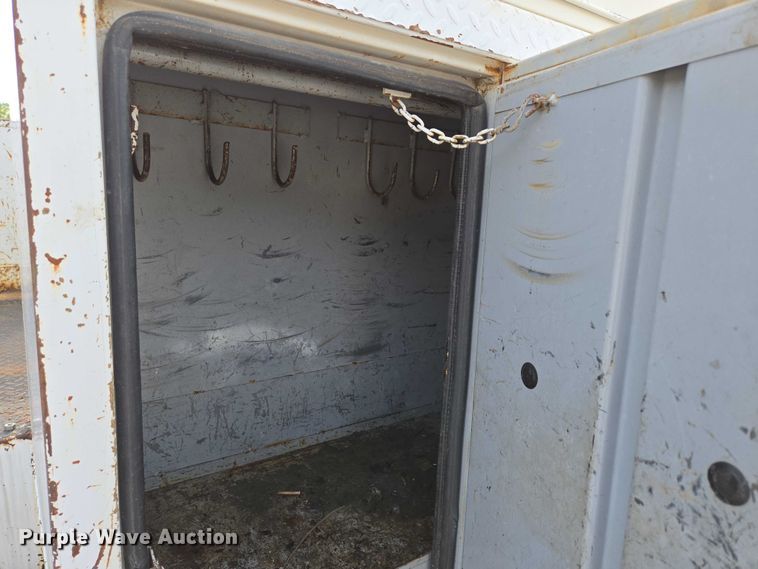 image for item EN3714 2001 GMC C6500 bucket truck