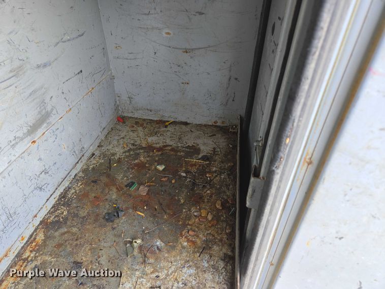 image for item EN3714 2001 GMC C6500 bucket truck