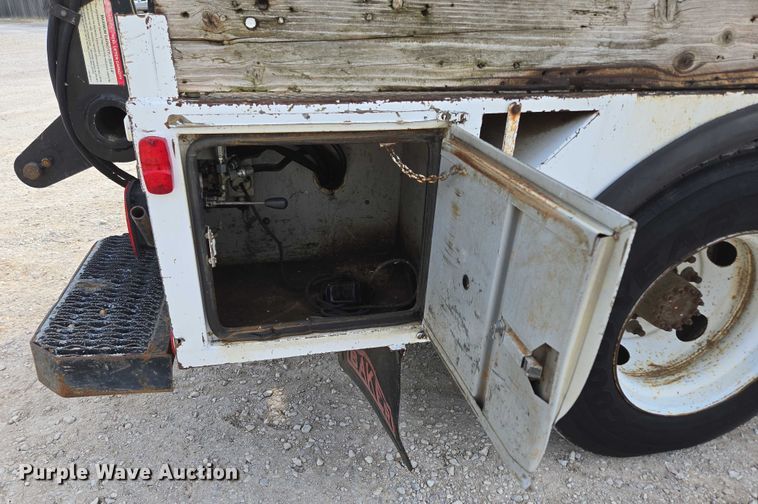 image for item EN3714 2001 GMC C6500 bucket truck