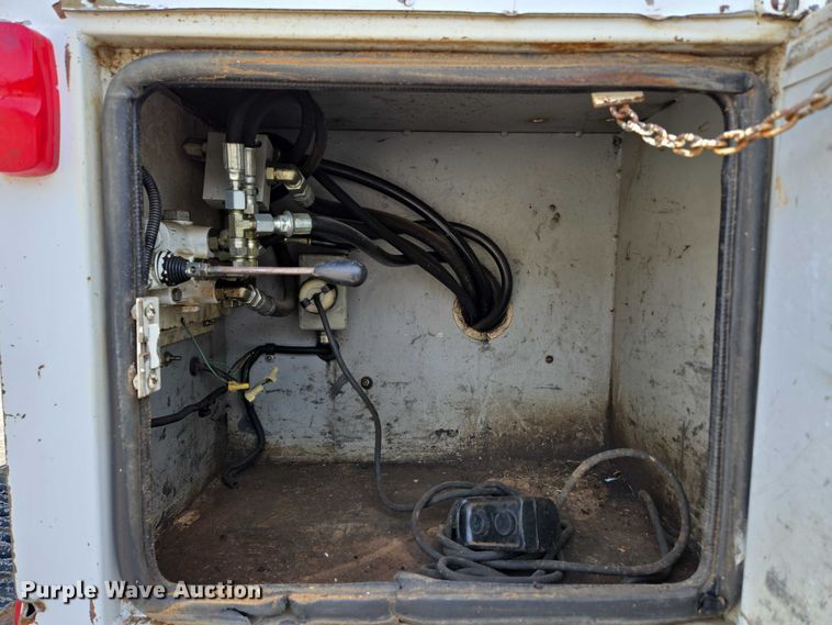 image for item EN3714 2001 GMC C6500 bucket truck