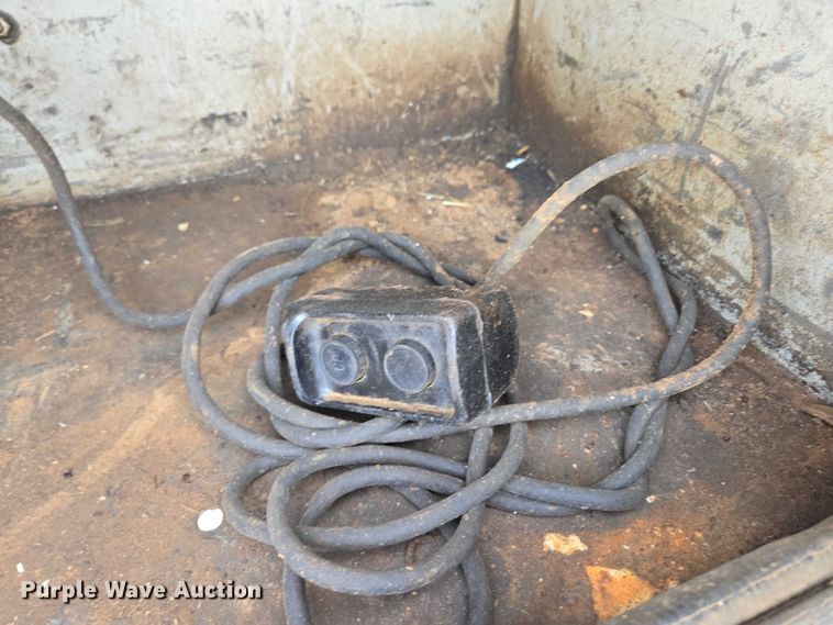 image for item EN3714 2001 GMC C6500 bucket truck