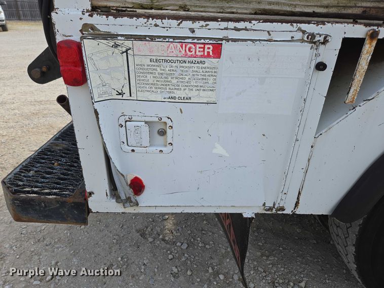 image for item EN3714 2001 GMC C6500 bucket truck