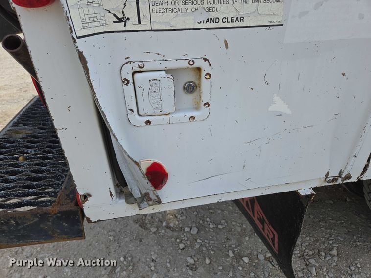 image for item EN3714 2001 GMC C6500 bucket truck