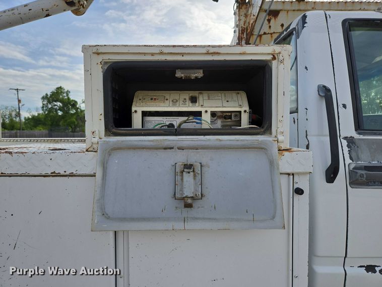 image for item EN3714 2001 GMC C6500 bucket truck