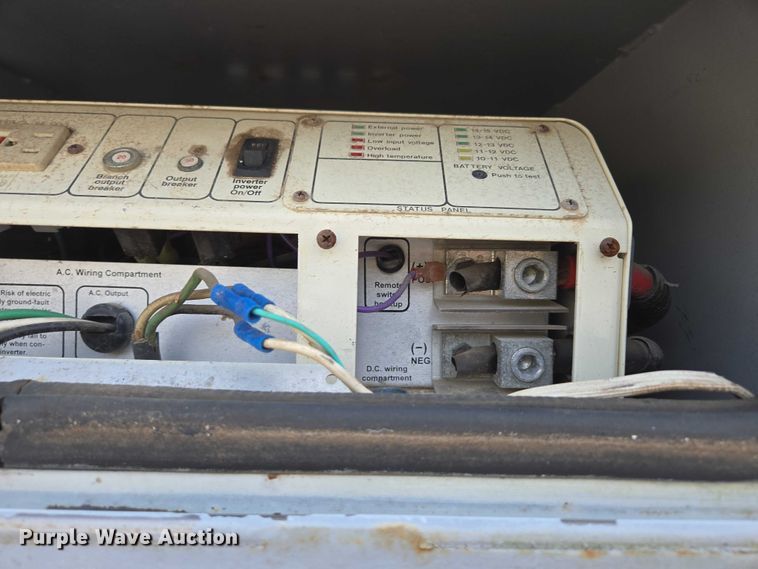 image for item EN3714 2001 GMC C6500 bucket truck