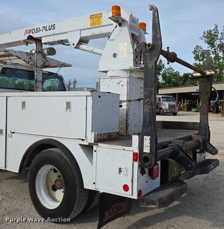 image for item EN3714 2001 GMC C6500 bucket truck