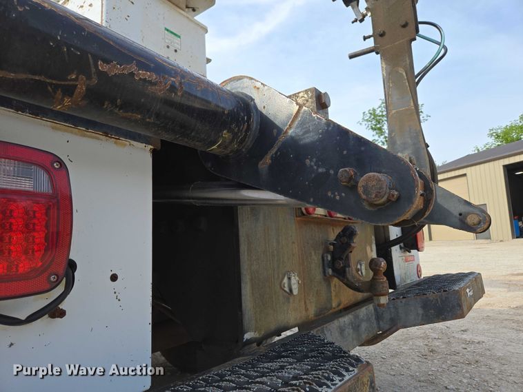 image for item EN3714 2001 GMC C6500 bucket truck