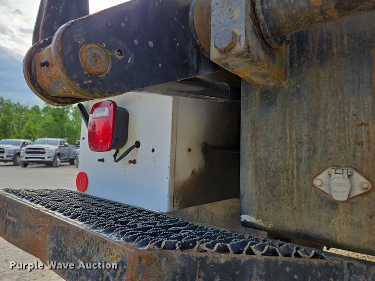 image for item EN3714 2001 GMC C6500 bucket truck