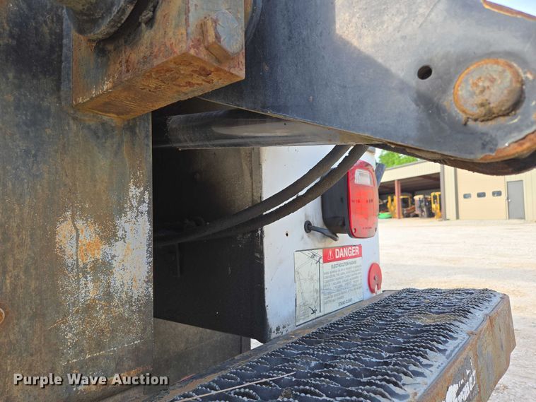 image for item EN3714 2001 GMC C6500 bucket truck