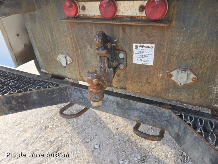 image for item EN3714 2001 GMC C6500 bucket truck