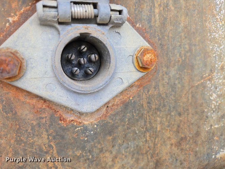 image for item EN3714 2001 GMC C6500 bucket truck