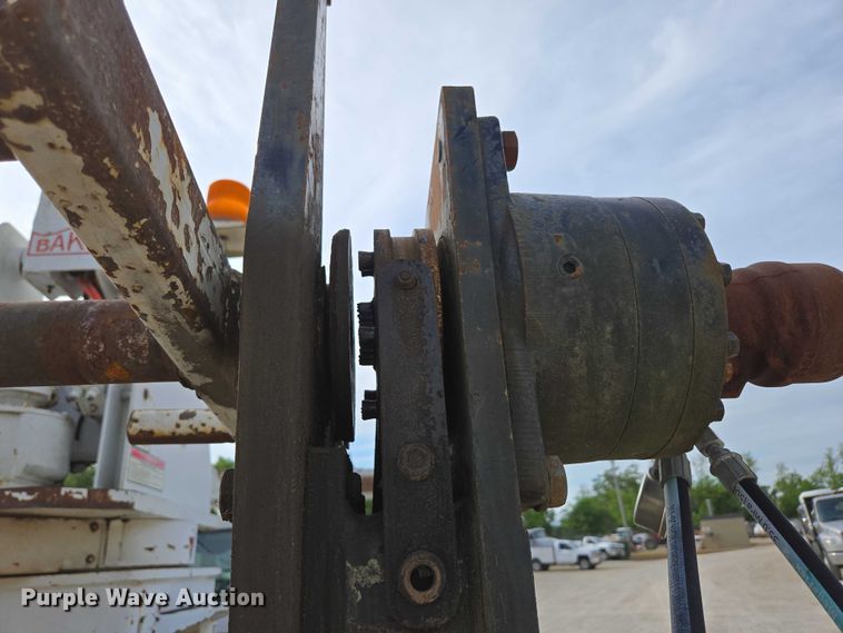 image for item EN3714 2001 GMC C6500 bucket truck