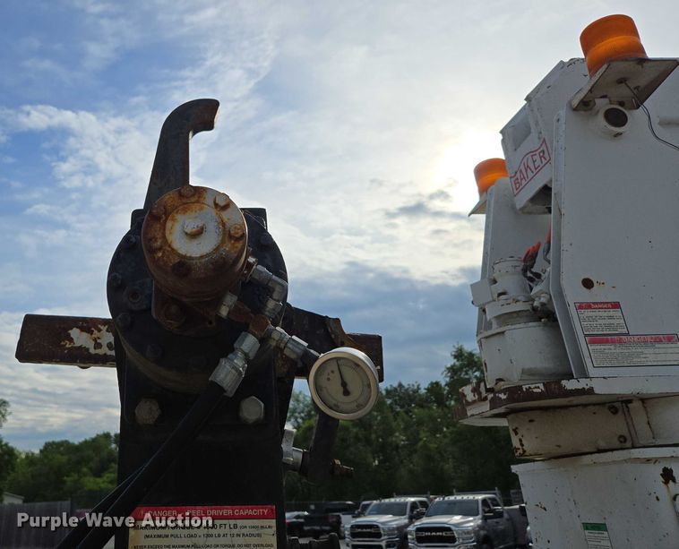 image for item EN3714 2001 GMC C6500 bucket truck