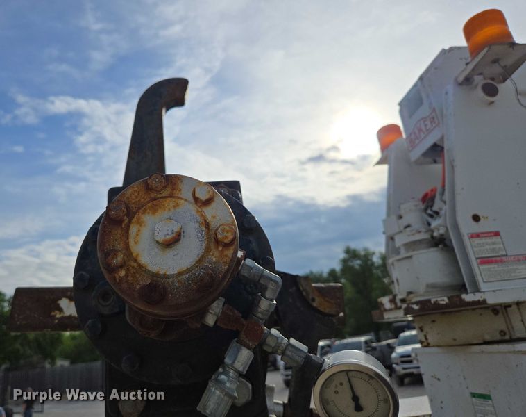 image for item EN3714 2001 GMC C6500 bucket truck