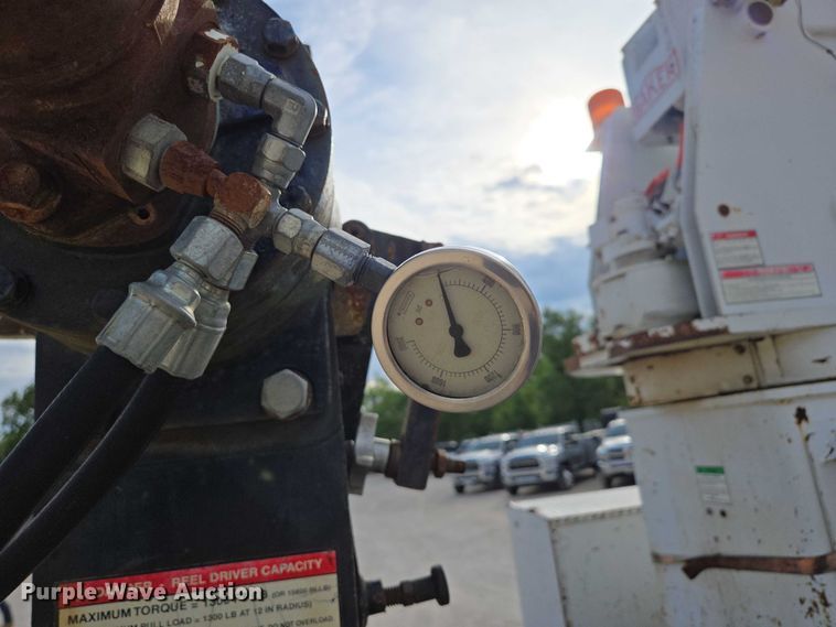 image for item EN3714 2001 GMC C6500 bucket truck