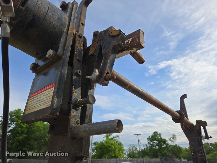 image for item EN3714 2001 GMC C6500 bucket truck