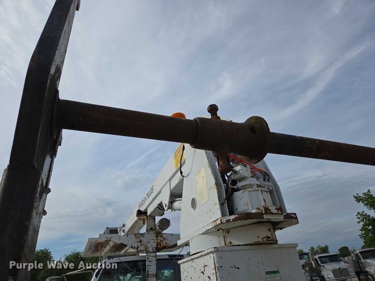 image for item EN3714 2001 GMC C6500 bucket truck