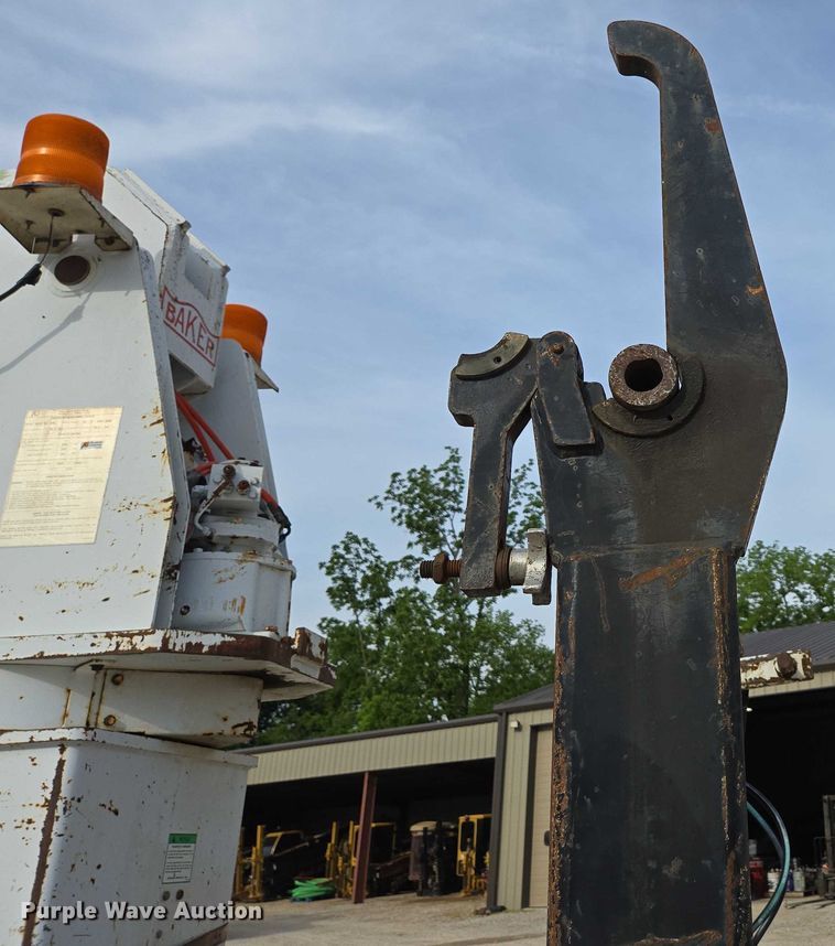 image for item EN3714 2001 GMC C6500 bucket truck