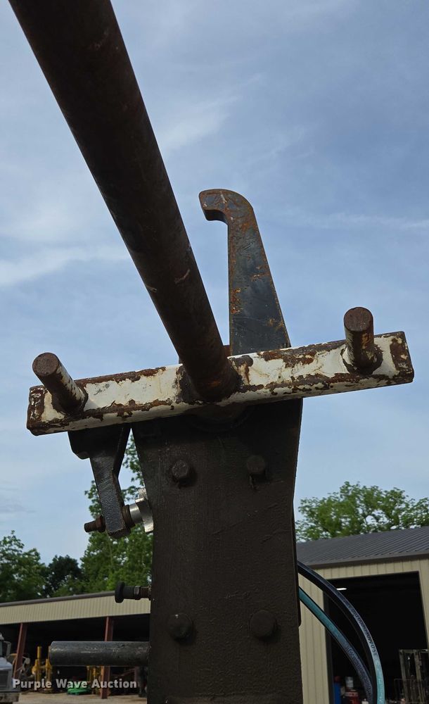 image for item EN3714 2001 GMC C6500 bucket truck