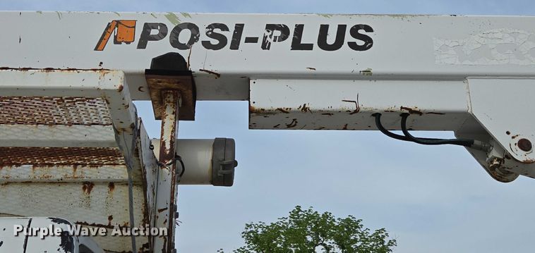 image for item EN3714 2001 GMC C6500 bucket truck