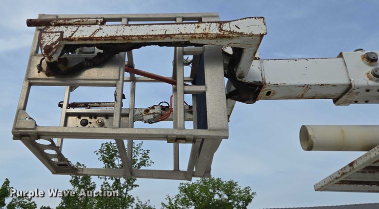 image for item EN3714 2001 GMC C6500 bucket truck