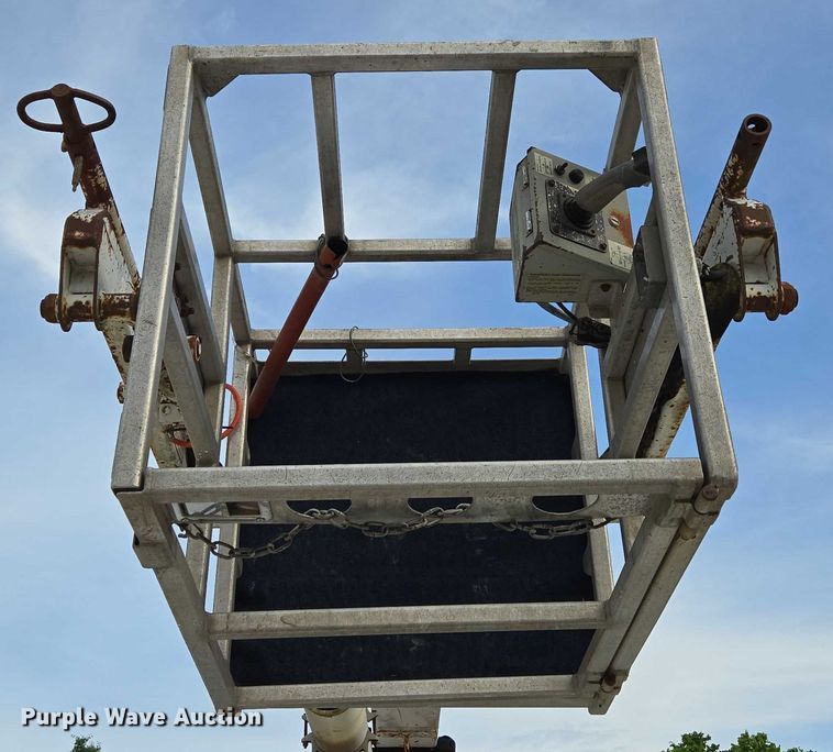 image for item EN3714 2001 GMC C6500 bucket truck