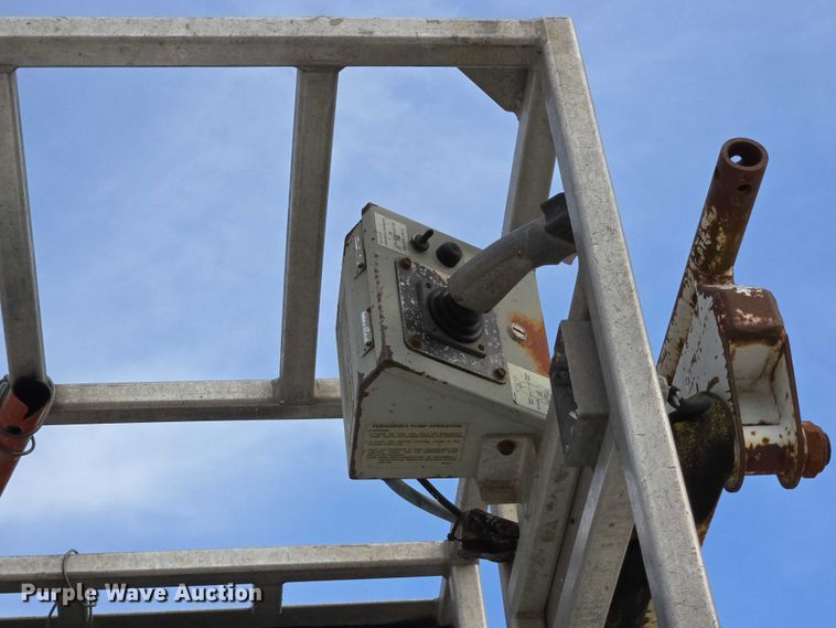 image for item EN3714 2001 GMC C6500 bucket truck