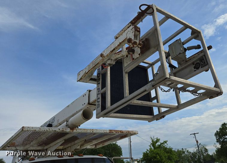 image for item EN3714 2001 GMC C6500 bucket truck