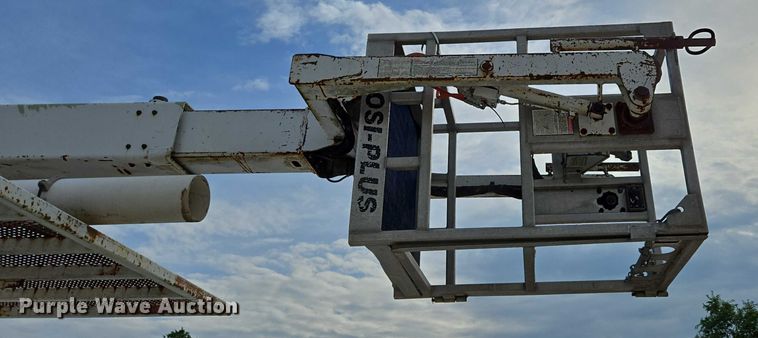 image for item EN3714 2001 GMC C6500 bucket truck
