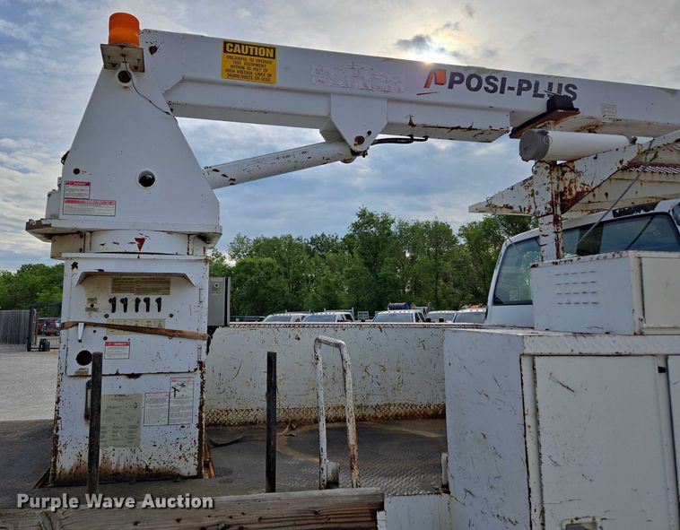 image for item EN3714 2001 GMC C6500 bucket truck