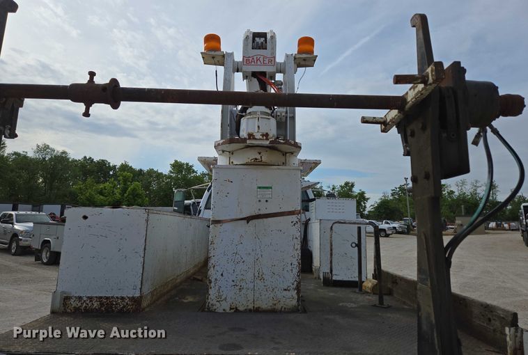 image for item EN3714 2001 GMC C6500 bucket truck