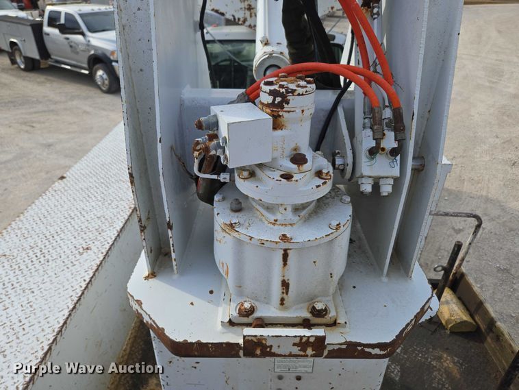 image for item EN3714 2001 GMC C6500 bucket truck