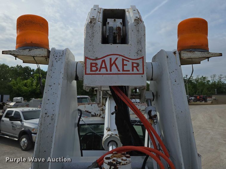 image for item EN3714 2001 GMC C6500 bucket truck