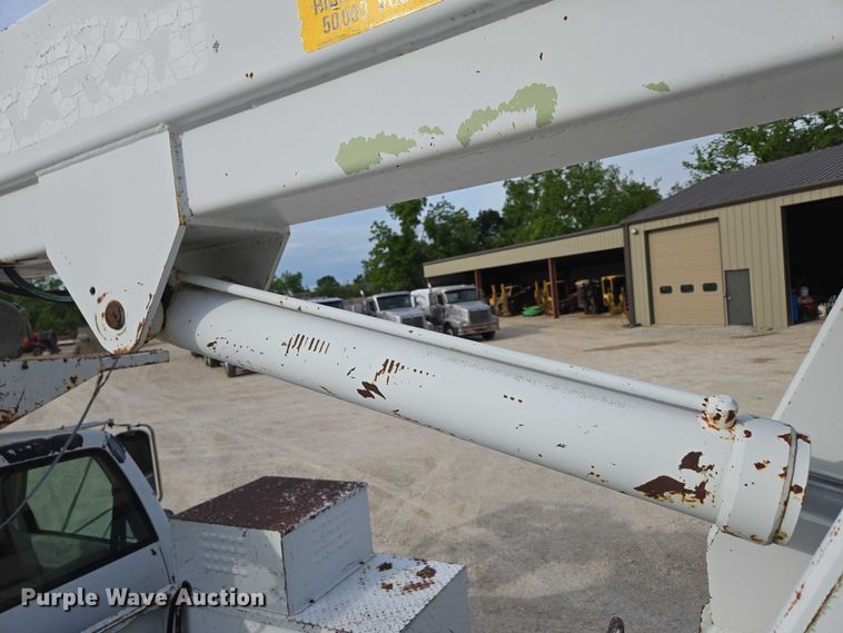 image for item EN3714 2001 GMC C6500 bucket truck