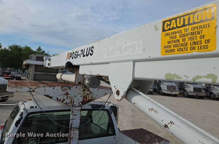 image for item EN3714 2001 GMC C6500 bucket truck