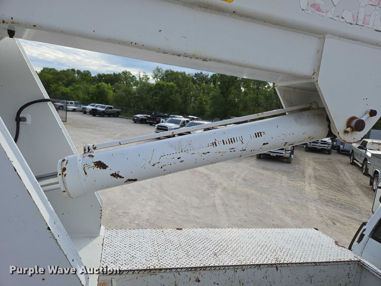 image for item EN3714 2001 GMC C6500 bucket truck