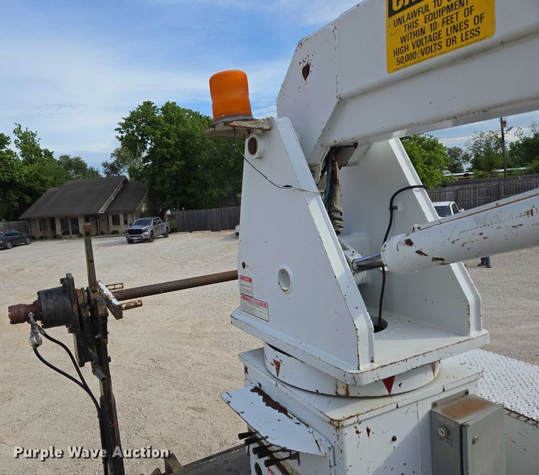 image for item EN3714 2001 GMC C6500 bucket truck