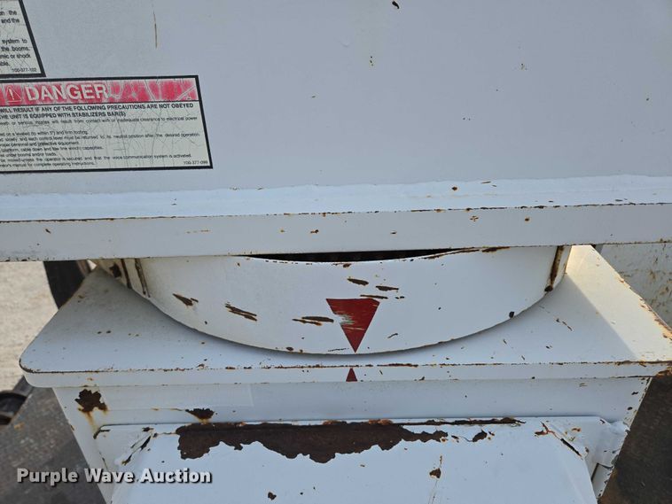 image for item EN3714 2001 GMC C6500 bucket truck