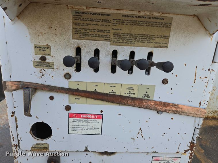 image for item EN3714 2001 GMC C6500 bucket truck