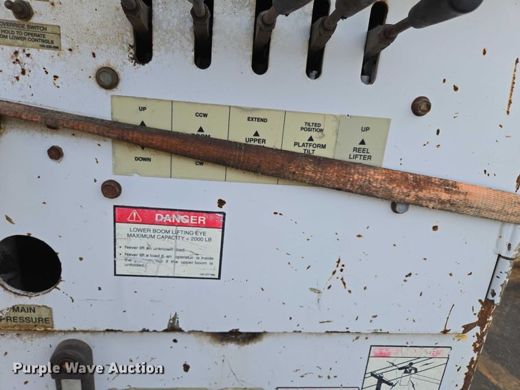 image for item EN3714 2001 GMC C6500 bucket truck