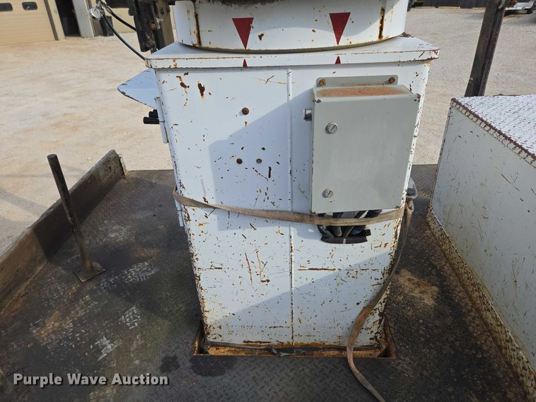 image for item EN3714 2001 GMC C6500 bucket truck