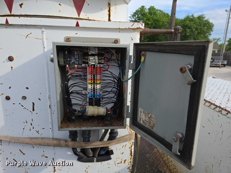 image for item EN3714 2001 GMC C6500 bucket truck