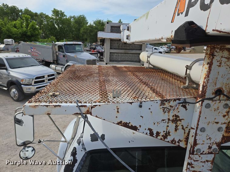 image for item EN3714 2001 GMC C6500 bucket truck