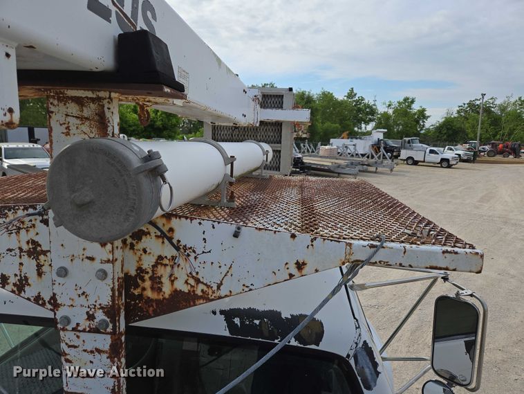 image for item EN3714 2001 GMC C6500 bucket truck