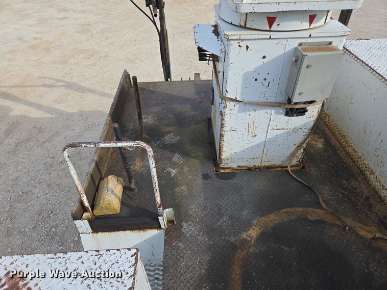 image for item EN3714 2001 GMC C6500 bucket truck