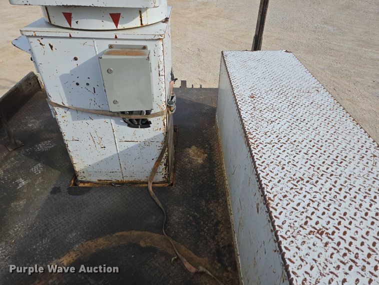 image for item EN3714 2001 GMC C6500 bucket truck