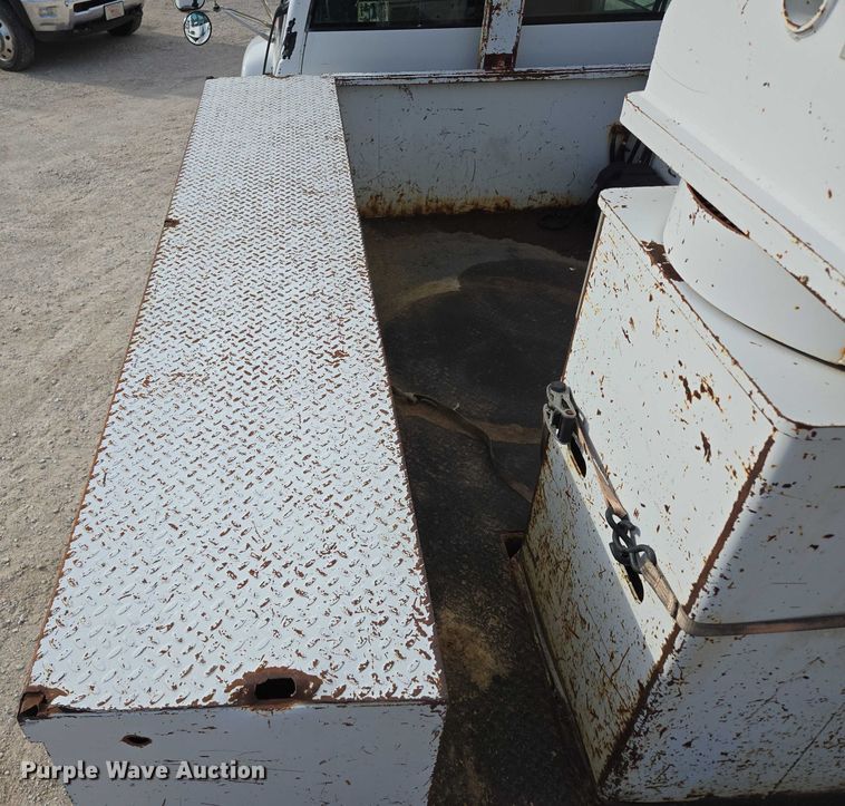 image for item EN3714 2001 GMC C6500 bucket truck